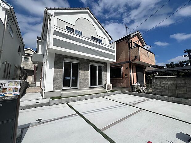 長沼駅から徒歩1分の歩立地にありながら静かな住宅街のなかにあるため静かな住環境で生活できます。前面道路は閑静な住宅地をはしる車通りの少ない道路。お車の出し入れが苦手な方や小さなお子様にも安心ですね。