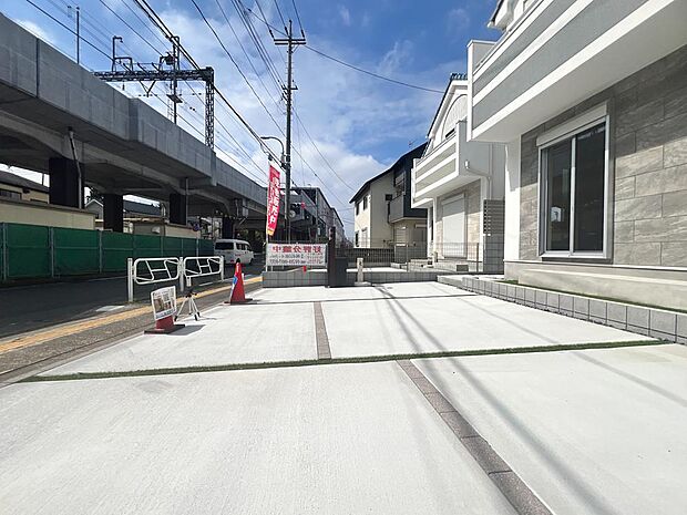 〜駐車スペース〜2台駐車可能なカースペース（車種によります）。セカンドカー用として、自転車置き場や物置場として、お子様の遊ぶスペースとして、ゆとりある敷地だからこそ可能な多用途にご利用いただけるスペ