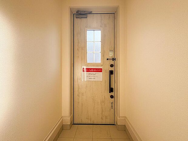 家族の安全を守るしっかりとした玄関ドア。小窓が採光を確保し、明るく開放的な空間を演出します。毎日気持ちよくお出かけ、お帰りいただけます。