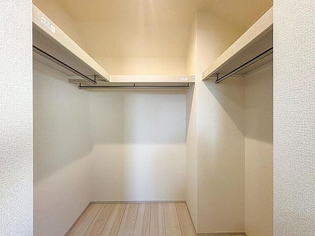 たっぷりの収納力で、家族みんなの衣類や荷物をすっきり整理できます。お部屋を広く使える工夫が嬉しいですね。