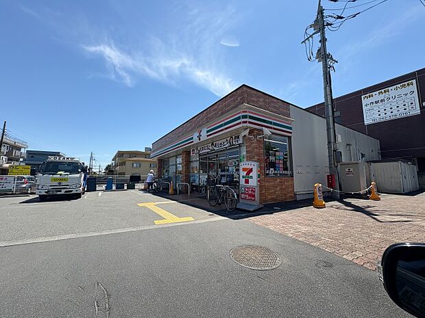 セブンイレブン小作駅西口店 300m