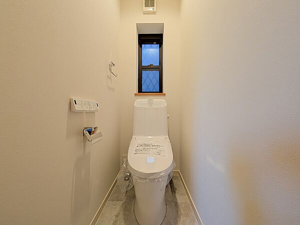 新規交換されたトイレです。過去の使用感を気にすることなく、ピカピカの状態から新生活をスタートできます。
