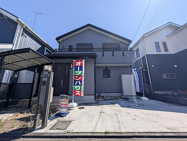 落ち着いた雰囲気が漂う外観で、住む人に安心感を与えてくれる佇まいです。しっかりと手入れがされており、中古ながらも美しさが保たれているため、快適に暮らし始められる住まいです。