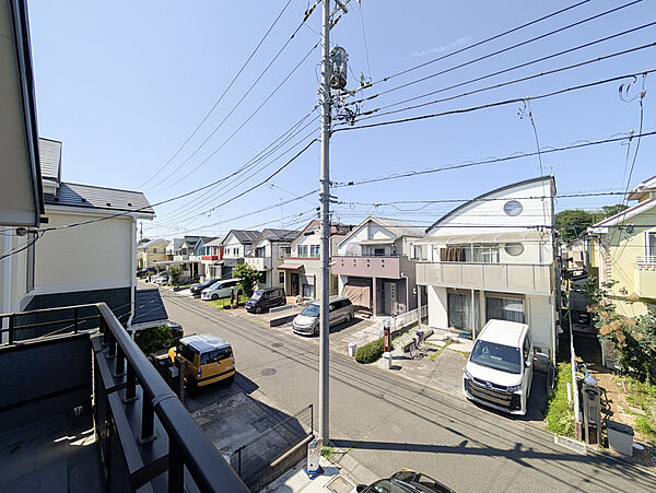 窓から広がる眺望が美しく、毎日が爽やかでリフレッシュできるひとときが楽しめます。遠くの景色まで見渡せるため、心安らぐ空間が広がり、日常生活に豊かさと彩りをもたらしてくれます。