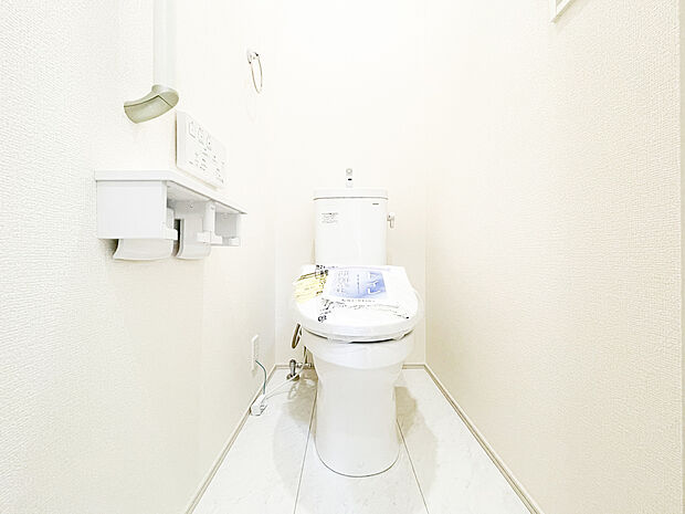 白を基調とした、明るくクリーンな印象のトイレ。汚れがつきにくく掃除がしやすい最新の節水型トイレを採用しました。