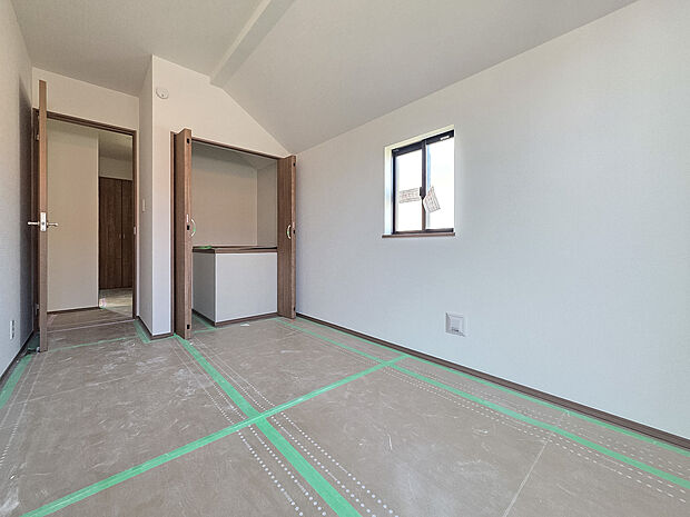 採光を小窓から取り入れることでプライバシーを考慮すると共に空間を演出しています。