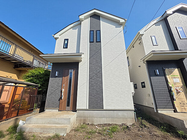 スタイリッシュなデザインが印象的な新築戸建ての外観。洗練された清潔感ある佇まいが街並みに映え、毎日の帰宅のたびに心地よい満足感と誇らしさをもたらします。