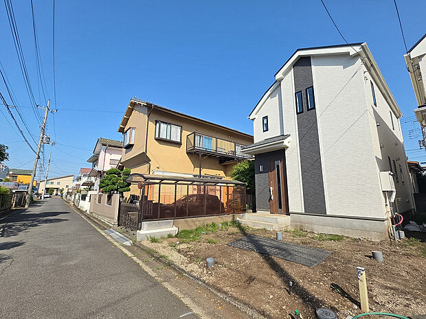 広さがしっかりと確保されたカースペースは、車を持つご家庭にとって嬉しいポイント。荷物の積み下ろしがスムーズで、日常の使い勝手が良く、生活の利便性を高めてくれます。