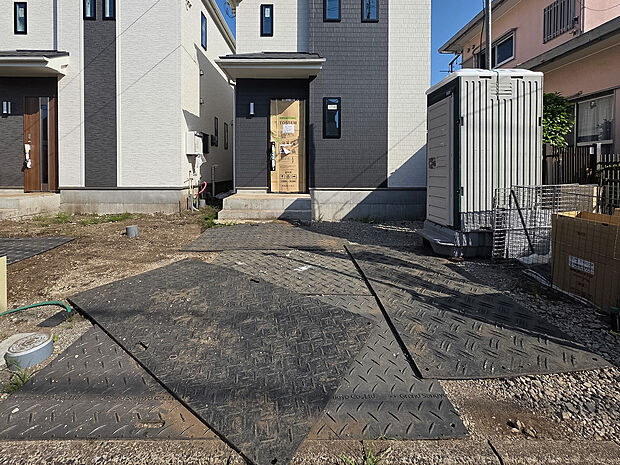 広さがしっかりと確保されたカースペースは、車を持つご家庭にとって嬉しいポイント。荷物の積み下ろしがスムーズで、日常の使い勝手が良く、生活の利便性を高めてくれます。