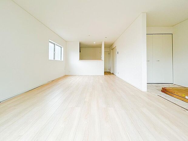 家族が自然と集まる広々としたリビング。大きな窓から陽の光が降り注ぎ、開放感と温もりが広がる空間です。ゆったりとくつろげる場所で、穏やかで心地よい時間を家族みんなで楽しめます。