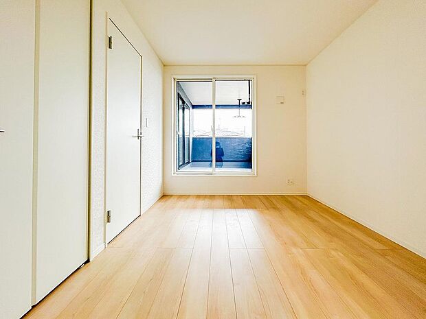 居室は広々としており、窓から差し込む光で明るく、気持ちよく過ごせる空間です。清潔感が保たれており、快適な毎日をお過ごしいただけます。趣味やリラックスの時間が楽しめる居室です。