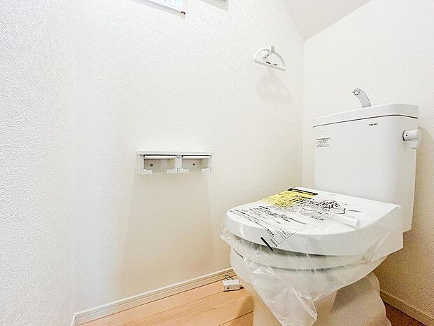 トイレには新築ならではの清潔感が漂い、シンプルなデザインが心地よい空間を作ります。広めのスペースでリラックスして使える設計がされており、日々の生活がより快適です。