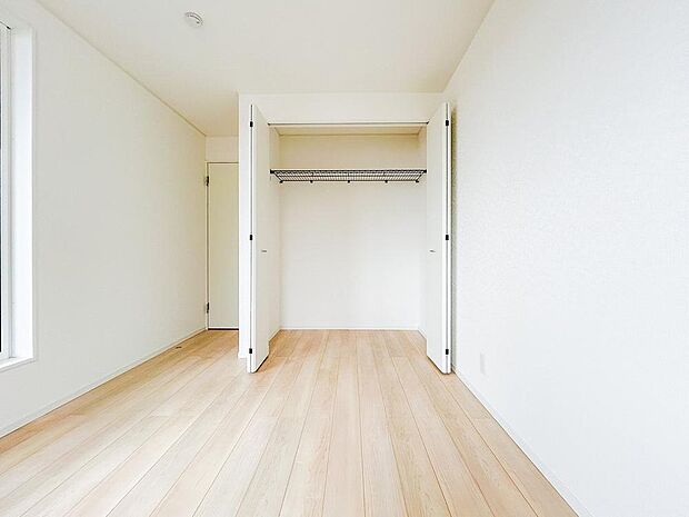 居室にはたっぷりの収納スペースが備わり、衣類や小物をすっきりと整理整頓できます。整理がしやすく、居室を広々と使えるため、快適で清潔感のある空間が保たれます。