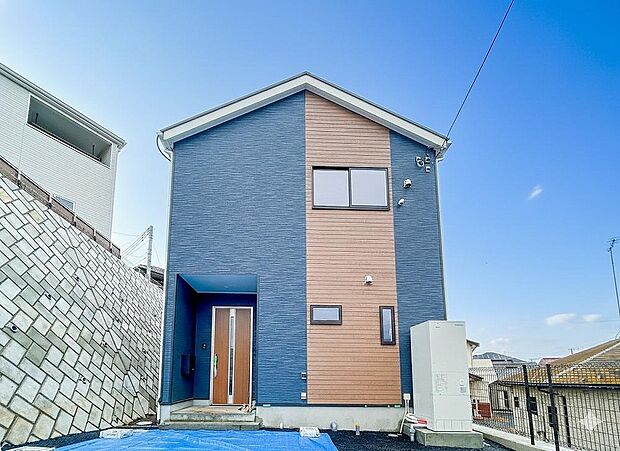 重厚感のある建売住宅の外観は、住む人に安心感をもたらします。シックな色合いが特徴で、落ち着いた雰囲気の中に温かみを感じるデザイン。長く愛着が持てる外観が魅力の住まいです。