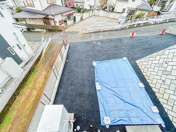 4台分のゆったりとしたカースペースは、日常使いはもちろん、来客時にも重宝します。広さが確保されているため、荷物の積み下ろしや乗り降りが快適で、生活の利便性が高まります。