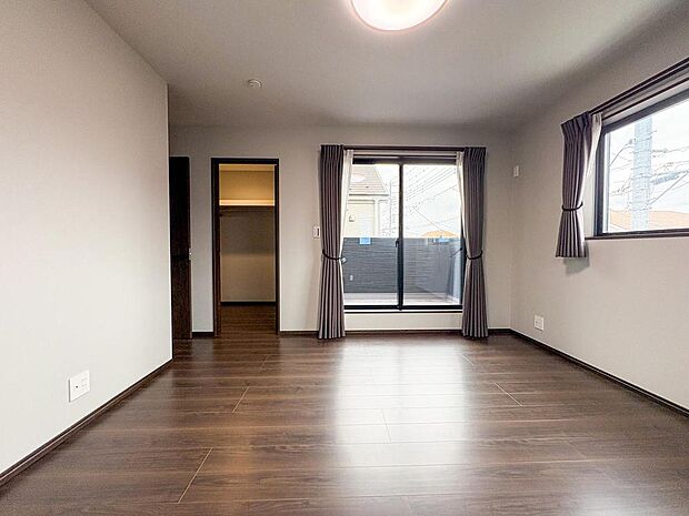 大きな窓から陽光が降り注ぐ広々リビング。家族の成長を見守る大切な空間で、お子様がのびのびと遊ぶ姿が目に浮かびます。