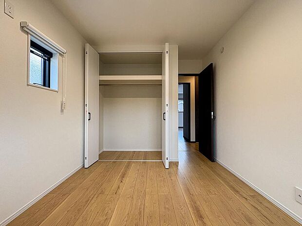 明るい陽光が差し込む洋室は、お子様の成長に合わせて様々に活用できます。大容量のクローゼットで収納も充実し、いつもスッキリ片付きます。