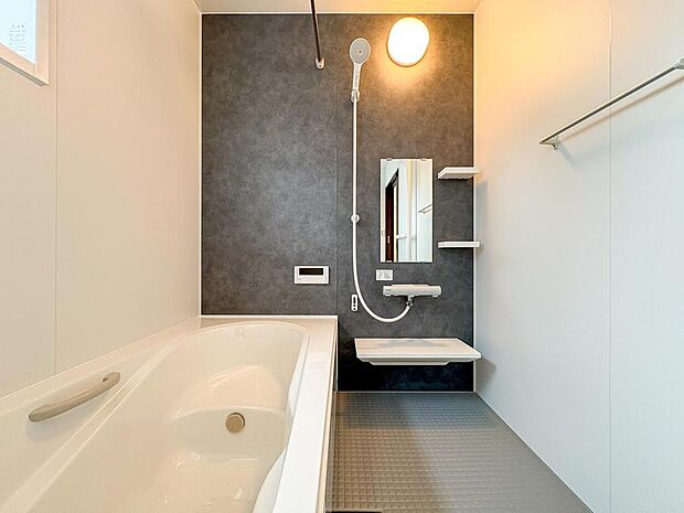 モダンなデザインの浴室は、一日の疲れを癒すプライベート空間。お子様とのバスタイムも快適に過ごせる、広々とした浴槽が魅力です。