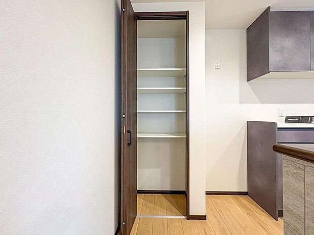 棚が充実した大容量の収納スペースは、お子様の成長と共に増える荷物もすっきり片付けられます。家族の暮らしを支える、実用性の高い空間です。