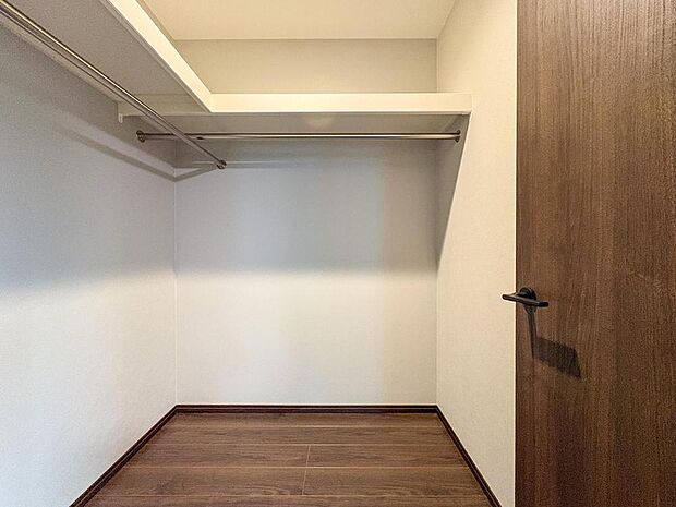 お子様の成長に合わせて増える衣類も安心。2本のハンガーパイプと上部棚で、家族みんなの衣類をすっきり収納できるクローゼットです。