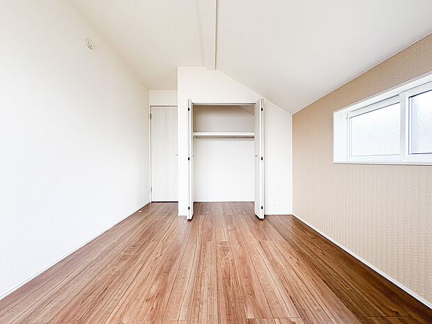 複数設置された窓からは、心地よい採光がお部屋に降り注ぎます。心地の良い空間をお楽しみください。
