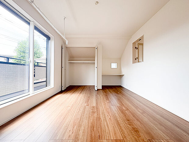 すべての洋室には収納が備え付けてあります。衣類や小物などを収納することで、住空間を有効活用できます。広さも十分ございますので、お客様の生活シーンに合わせてご活用ください。