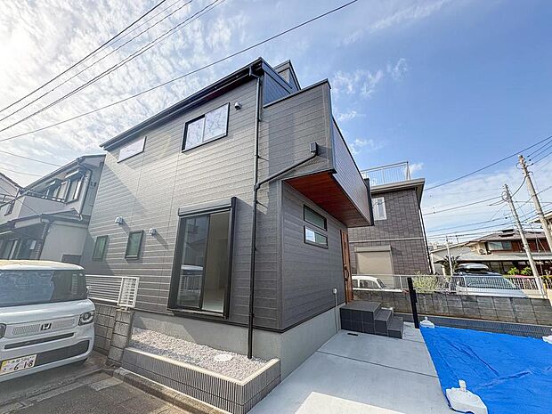 落ち着いた色合いとモダンなデザインが魅力の邸宅。スタイリッシュな外観は、ご家族の個性を引き立て、日々の暮らしを彩ります。