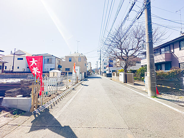 前面道路は約6mの広さがございます。開放的で、車庫入れがスムーズに行えます。2026/3/1撮影