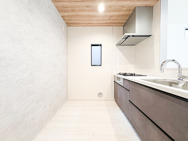 対面式のシステムキッチンで、リビングを見渡しながら料理ができる開放感。広いカウンターと豊富な収納スペースが、調理をよりスムーズに。居心地の良い空間で、料理をしながらコミュニケーションが生まれます。