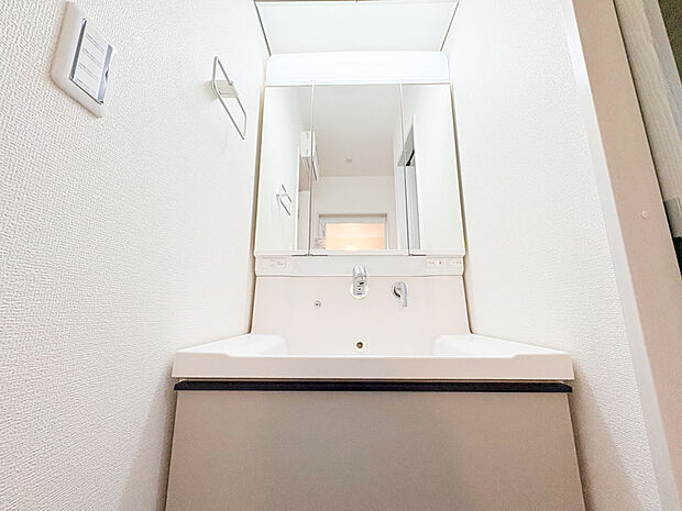 使い勝手が良い洗面化粧台は、収納力も豊富で清潔感が保たれた空間。シンプルでモダンなデザインが、朝の支度を快適にしてくれます。毎日の生活がよりスムーズに整います。