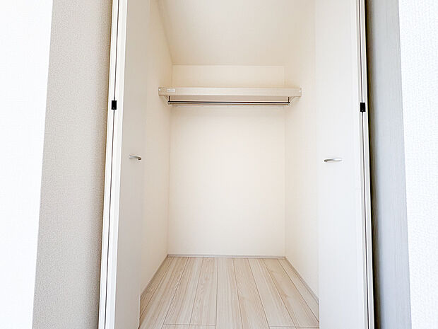 大容量の収納が備わった居室は、使い勝手が良く、整理整頓がしやすい設計です。衣類や荷物がきちんと収まり、広さを感じられる居住空間が広がるため、快適な毎日が過ごせます。