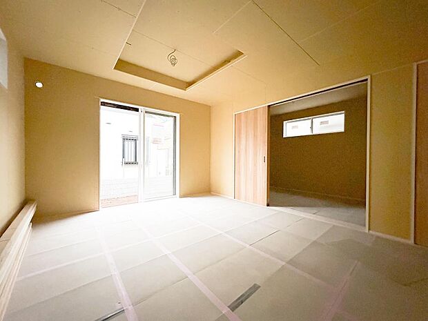 降り注ぐ陽光をいっぱいに浴びて、メインライトと共にLDK全体が明るく、開放感のある空間となっています。多くの時間を過ごすお住まいだからこそ、お部屋の明るさ、心地よさ、快適さにこだわって設計されています。