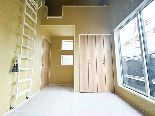 すべての洋室には収納が備え付けてあります。衣類や小物などを収納することで、住空間を有効活用できます。広さも十分ございますので、お客様の生活シーンに合わせてご活用ください。