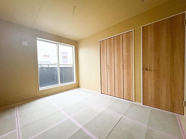 すべての洋室には収納が備え付けてあります。衣類や小物などを収納することで、住空間を有効活用できます。広さも十分ございますので、お客様の生活シーンに合わせてご活用ください。