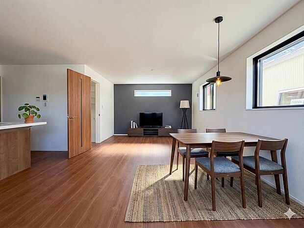 お洒落な木目の風合いが柔らかな陽光に照らされ、何とも言えない高級感を生み出します。造りこんだ空間演出の妙が生み出す光と質のハーモニーはこの住宅のクオリティの良さを実感させてくれます。(CG加工)