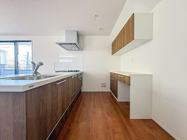 ナチュラルカラーで統一されたキッチンは、ご家族を見守る事の出来る生活導線上に配置。皆が集まるLDKを見ながら振るう料理は、愛情と温もりが詰まった素敵なモノになりそうですね。