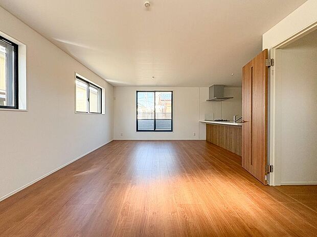 明るく開放的な空間が広がる、キッチン・ダイニング・リビング。室内には豊かな陽光が注ぎ込み、爽やかな住空間を演出。ホームパーティーでもゲストと一緒に料理を楽しみながら楽しい時間を過ごせそう。