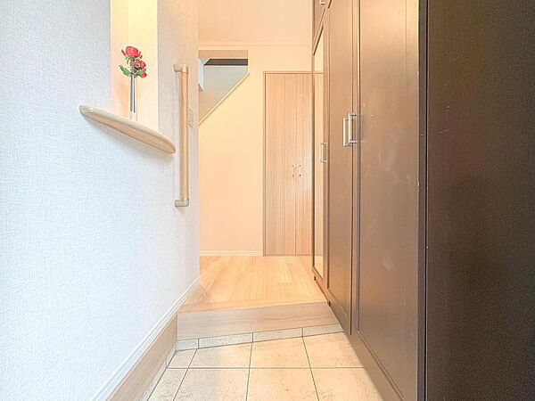 明るい光が差し込む玄関は、家族を優しく迎え入れます。手すり付きで、小さなお子様からご高齢の方まで安心して利用できる、機能的な空間です。