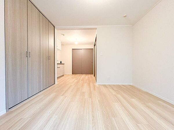 明るい木目調フローリングが心地よい、広々としたリビング。収納も充実しており、家族の成長と共に変化する暮らしを優しく包み込みます。