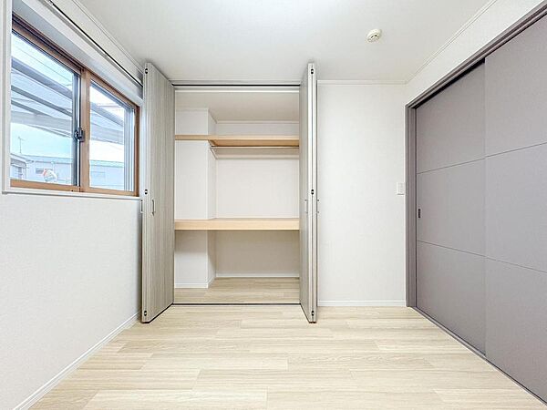 明るい陽光が差し込む洋室は、お子様の成長を見守るプライベート空間に最適です。大容量のクローゼットで、家族みんなの衣類もすっきり収納できます。