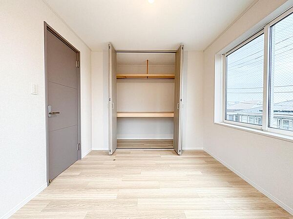 明るい陽光が差し込む洋室は、お子様の成長に合わせて様々に活用できます。大容量のクローゼットで、お部屋をすっきりと保てます。