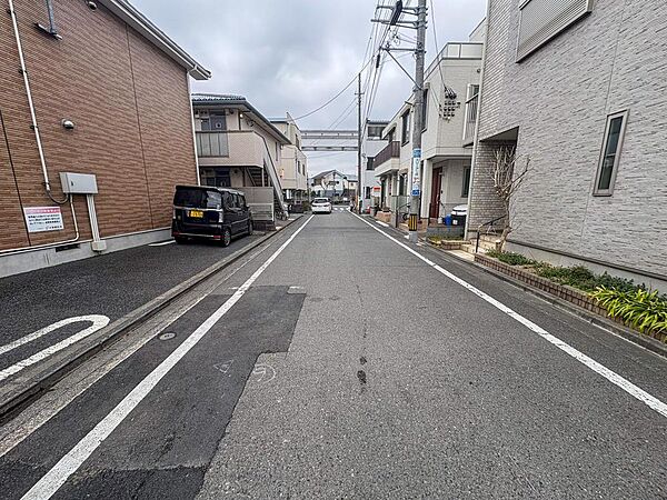 静かで落ち着いた住宅街は、お子様とのびのびと過ごせる理想の環境です。家族の絆を育む、温かい日々がここから始まります。