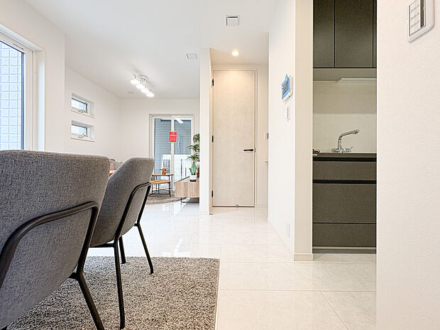 家族がくつろげる広々としたリビング。日差しがたっぷり降り注ぎ、明るく開放的な空間が広がります。ここで過ごす時間が家族の笑顔とともに特別な思い出になり、毎日の生活をより豊かなものにしてくれます。