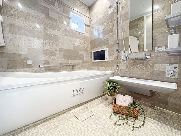 ゆったりとした広さのバスルームで、1日の疲れを癒す贅沢な時間が過ごせます。清潔感とモダンなデザインが、快適な入浴タイムを提供し、リラックスできる空間で一日の締めくくりの時間をお過ごしいただけます。