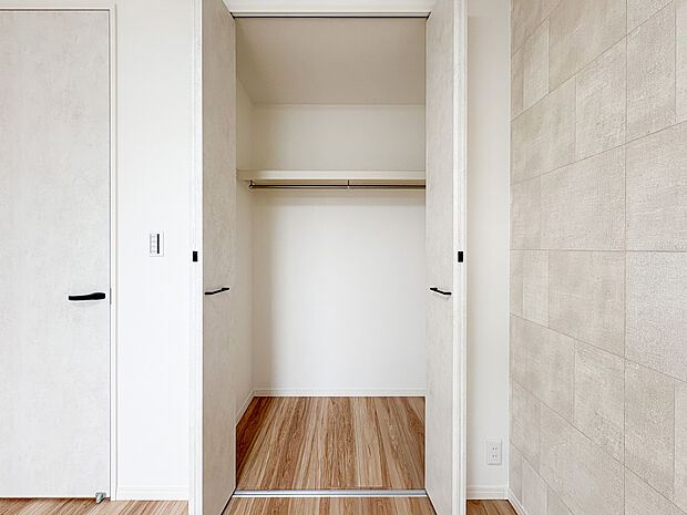 収納力のある居室は、衣類や荷物がすっきりと収まり、広々とした空間が確保されます。整理整頓が楽にできるため、日常の生活が快適で充実したものに変わります。