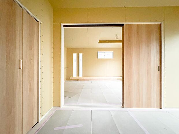 スライドの扉を開けると広々とした空間に生まれ変わります。様々な用途に対応のできる使い勝手のいい洋室です。