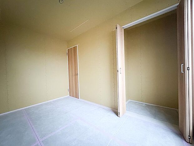 すべての洋室には収納が備え付けてあります。衣類や小物などを収納することで、住空間を有効活用できます。広さも十分ございますので、お客様の生活シーンに合わせてご活用ください。