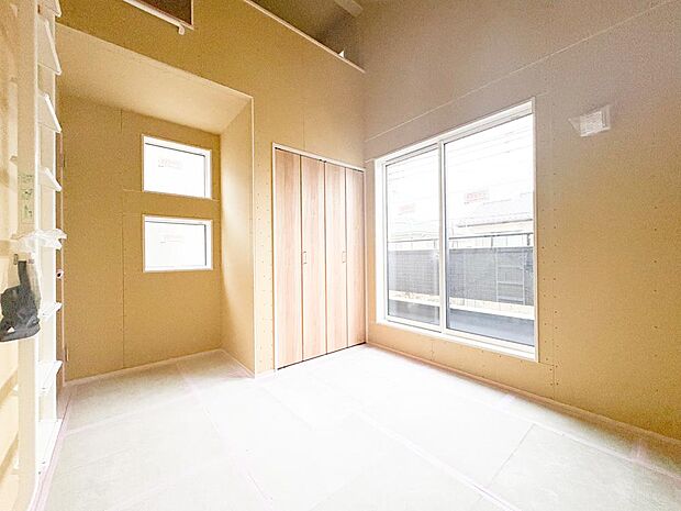 複数設置された窓からは、心地よい採光がお部屋に降り注ぎます。心地の良い空間をお楽しみください。