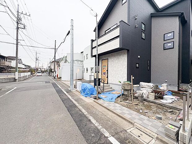 前面道路は車通りが少ないため、安心してお車の出し入れを行えます。小さなお子様がいらっしゃるお客様も安心して生活することができそうです。