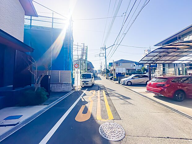 1号棟の前面道路は約6mの広さです。車庫入れがスムーズに行えます。2026/3/1撮影
